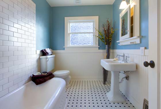 Impermeabilização: ao retirar pisos para a remodelação de banheiros e cozinhas acontece da impermeabilização ser danificada – ou já estar danificada pelo tempo. Ela deve ser refeita ou testada, antes da colocação de novos pisos