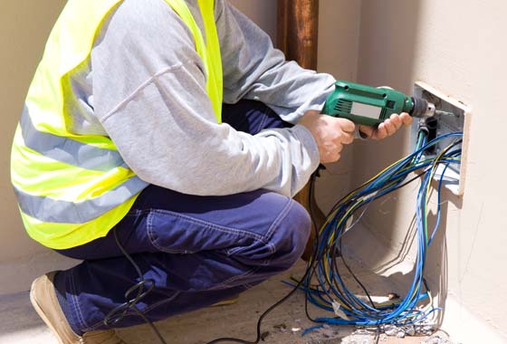 Elétrica: as reformas devem considerar um aumento significativo de pontos de elétrica, rede e cabeamento, para atender a demanda atual de eletrônicos, incomum em imóveis mais antigos. “O quadro elétrico deve ser avaliado para evitar futuras sobrecargas”, alerta Cristiane (Fotos: Shutterstock)